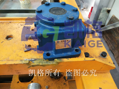 巖棉板復(fù)合旋轉(zhuǎn)設(shè)備提升裝置